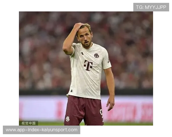 拜仁对抗课中凯恩单挑两人完成摆脱，现场掌声不断